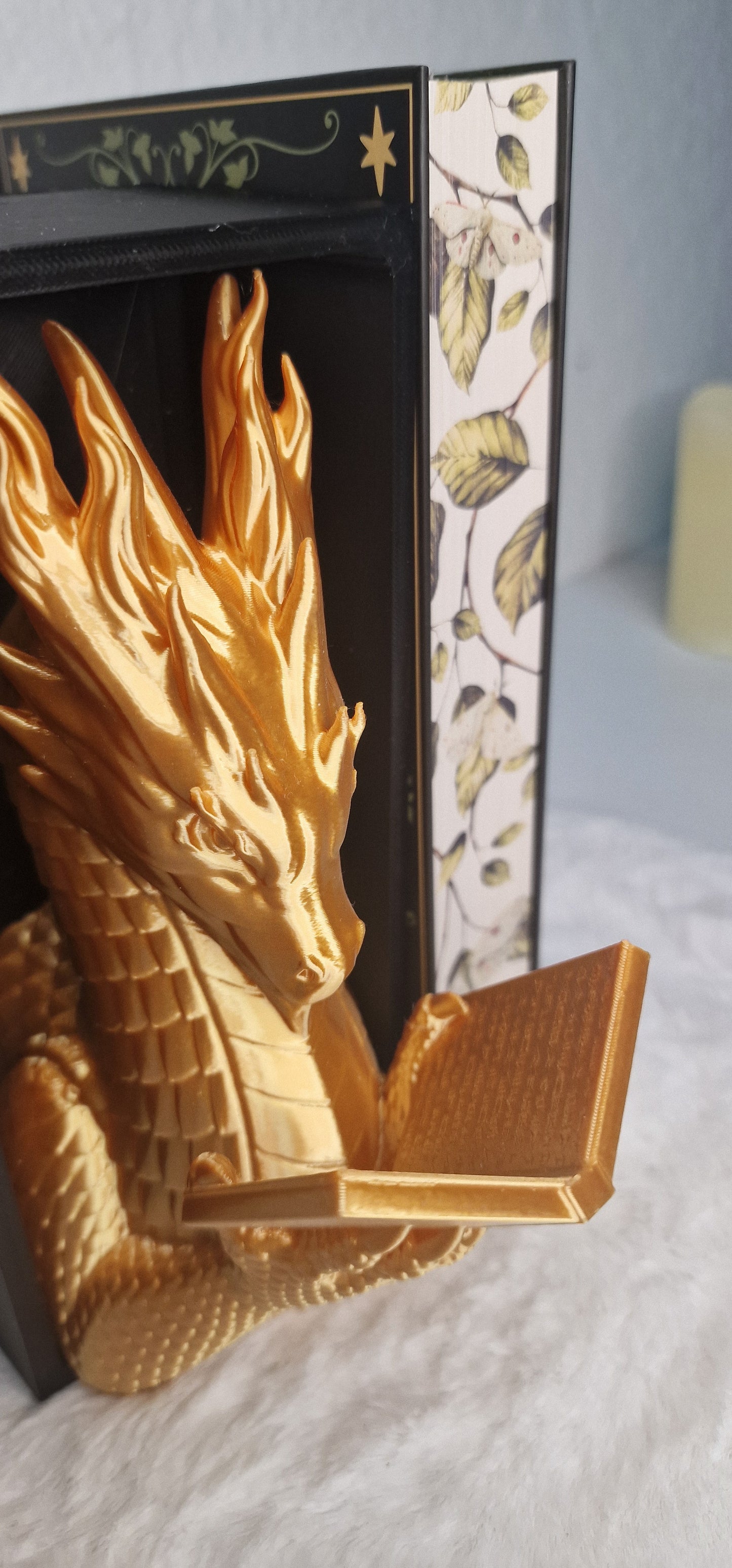 Book Nook Flame Dragon / Lesender Flammendrache