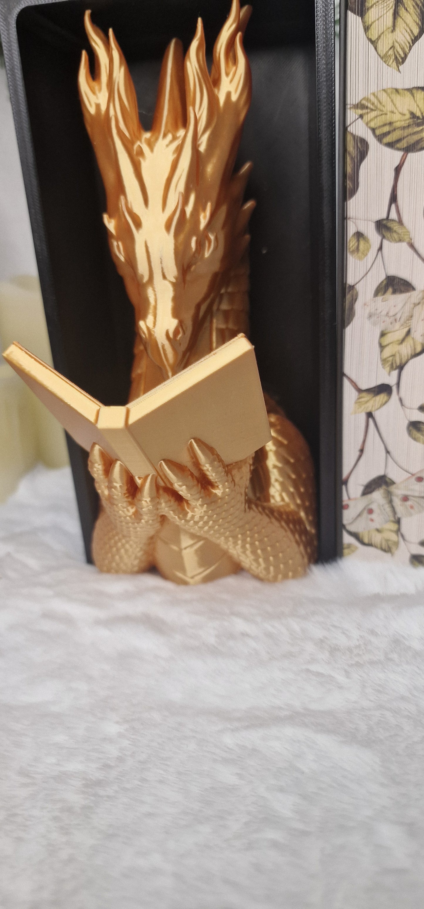 Book Nook Flame Dragon / Lesender Flammendrache