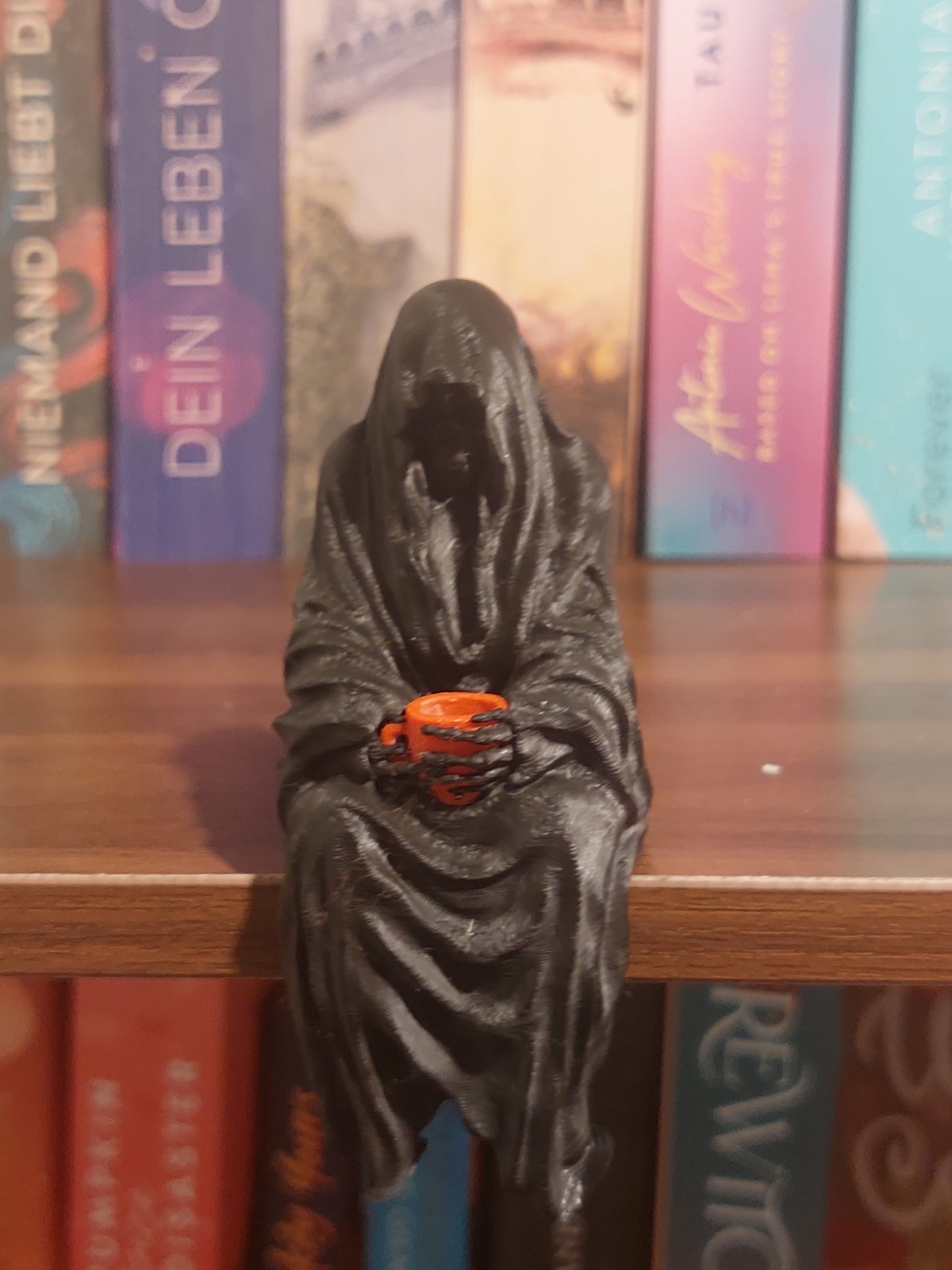 Der Tod mit Teetasse / Suriel Kantenhocker