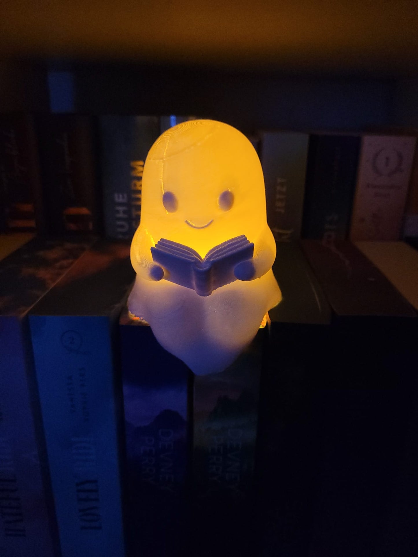 Kantenhocker Lesegeist / Reading Ghost
