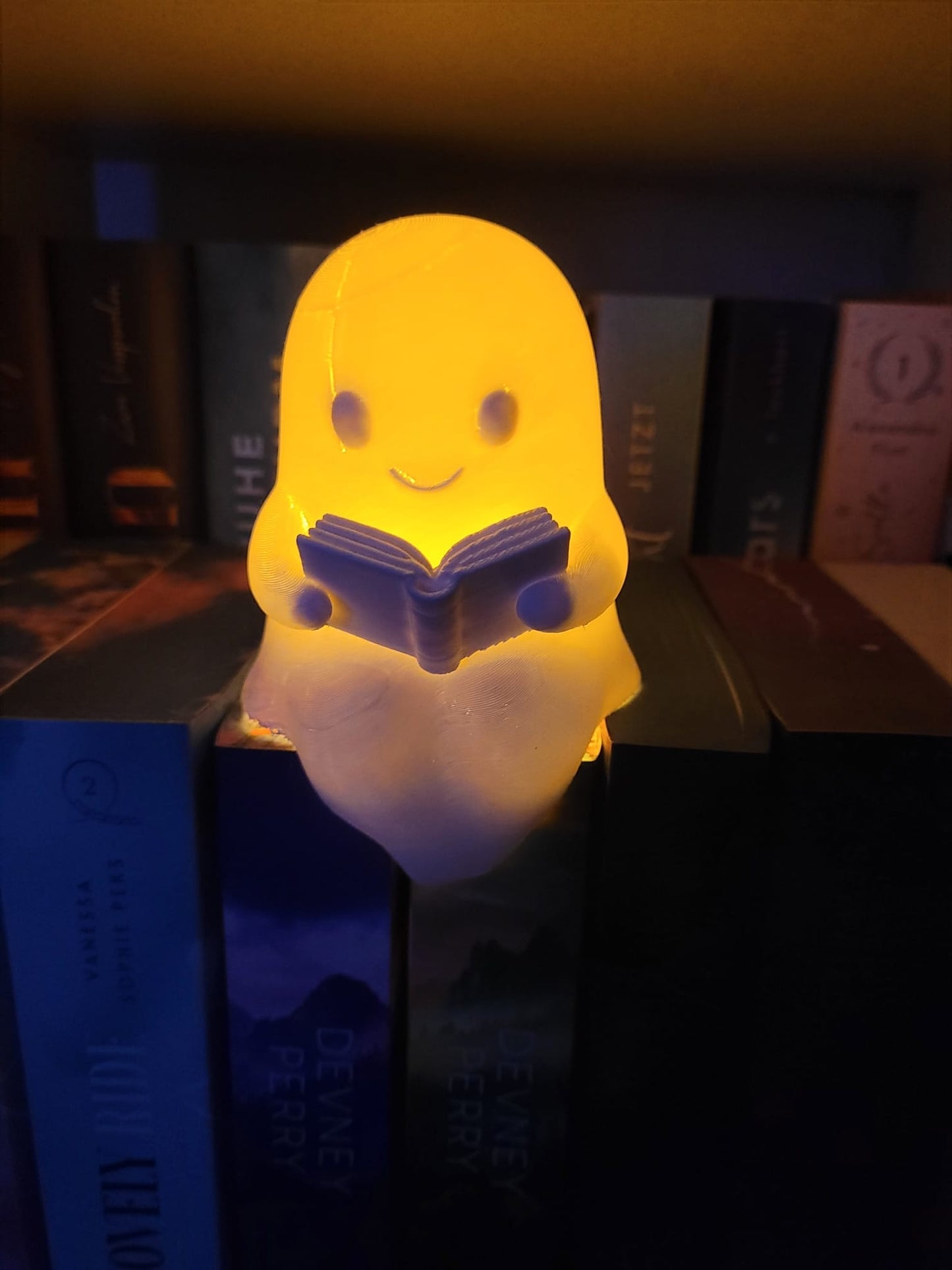 Kantenhocker Lesegeist / Reading Ghost